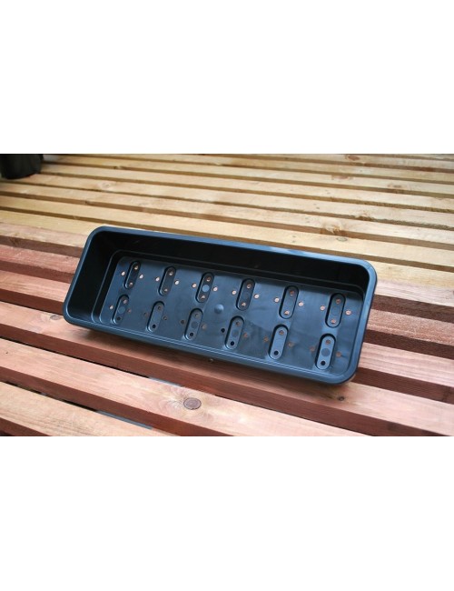 Schmaler schwarzer Anzuchtkasten mit Löchern