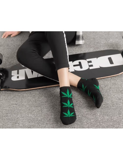 Yeşil kenevir yapraklı siyah çoraplar