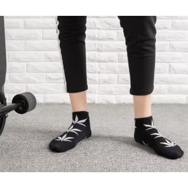 Beyaz kenevir yapraklı siyah çoraplar