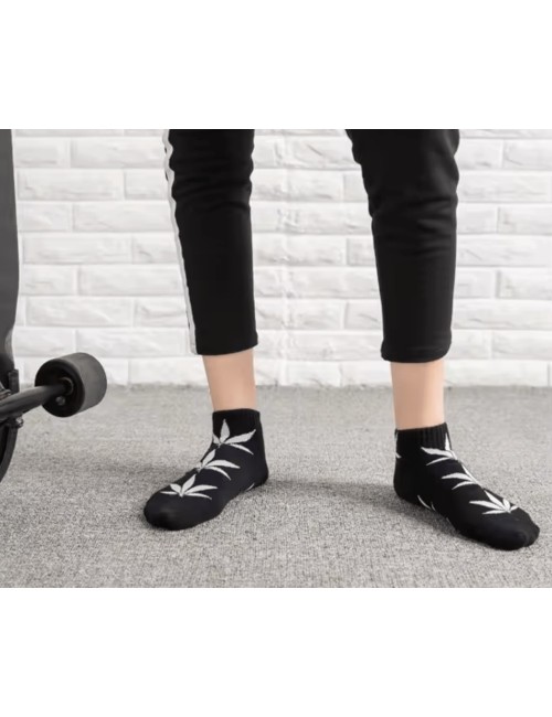 Beyaz kenevir yapraklı siyah çoraplar