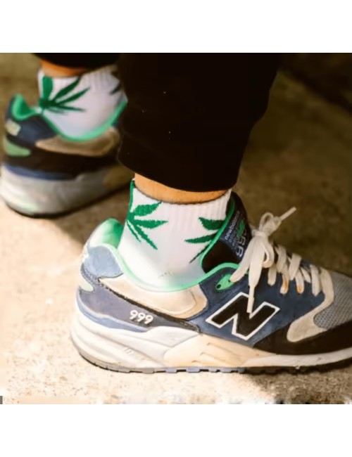 Yeşil kenevir yapraklı beyaz çoraplar