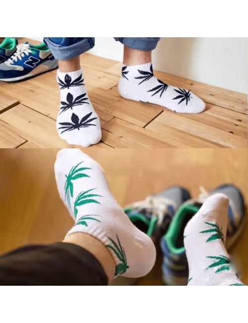 Yeşil kenevir yapraklı beyaz çoraplar