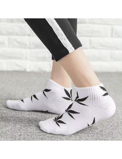 Siyah kenevir yapraklı beyaz çoraplar